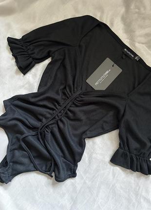 Черный боди в рубчик с коротким рукавом prettylittlething