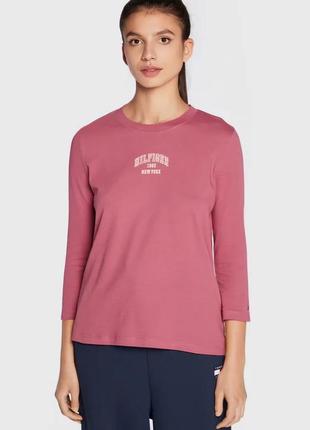 Стильный хлопковый лонгслив цвета замороженной малины tommy hilfiger made in turkey