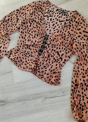 Нарядная блузка с крючками