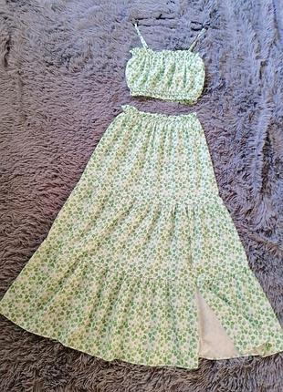 Літній костюм спідниця довжини міді та топ з рюшами