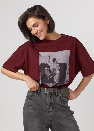 Oversize футболка з чорно-білим принтом дівчини