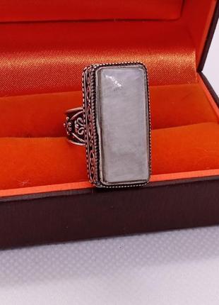 Каблочка с лунным камнем