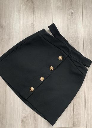 Жіноча міні спідниця від zara з поясом з вирізами .
