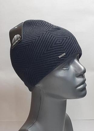 Шапка 12.111.32 чёрно-серая вязаная с геометрическим узором. утеплитель флис