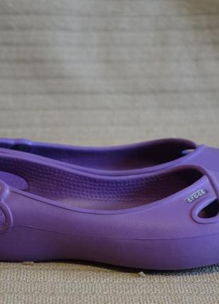 Хорошенькие изящные ярко сиреневые фирменные босоножки crocs w 10