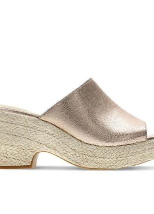 Красивые золотистые босоножки шлепанцы мюли clarks