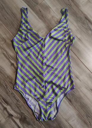 Слитный купальник спортивного типа