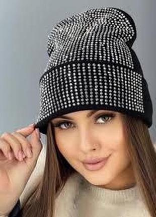 Шапка с камушками стразы