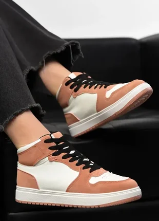 Високі кросівки