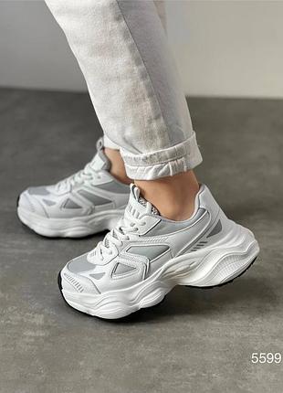 Кроссовки на высокой подошве