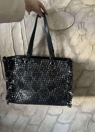 Очень красивая вместительная женская сумка на замке. с двух сторон она по разному смотрится. с одной стороны она