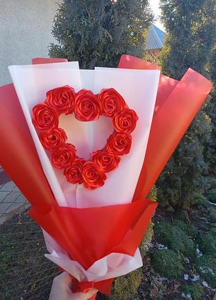 Сердечко из атласных цветов