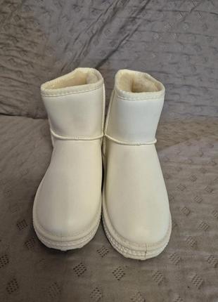 Белые короткие угги из экокожи