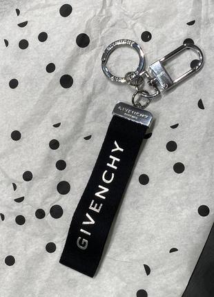 Брелок givenchy