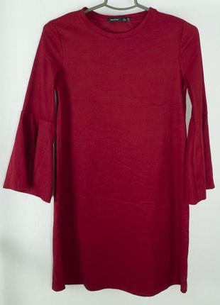 Платье в рубчик прямое мини марсала с широкими рукавами с воланами
