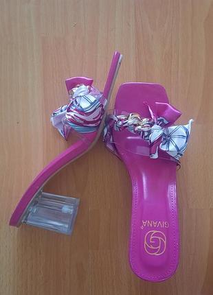 Босоніжки з прозорим верхом та каблуком