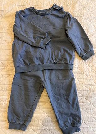 Два спортивні костюми