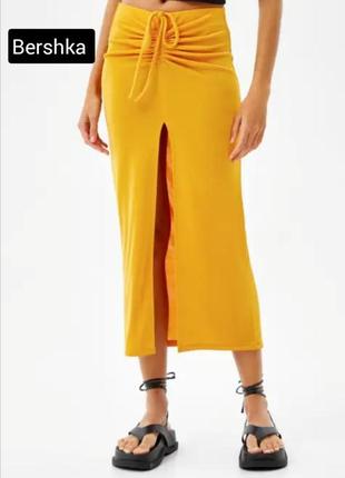Спідниця жіноча міді bershka жовтого кольору з високою посадкою та розрізом розмір s