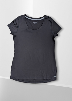 Черная спортивная футболка