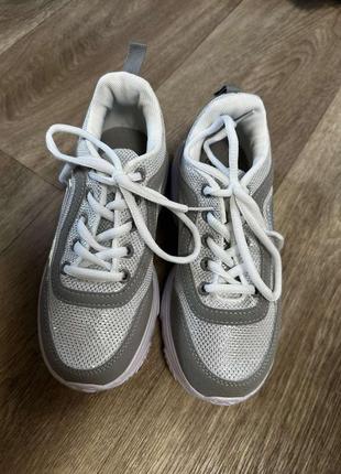 Кроссовки р.32