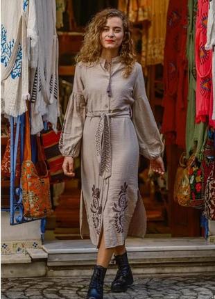 Платье кофейное с вышитым подолом и поясом с кисточками