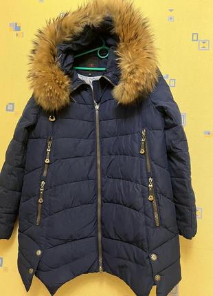 Куртка теплющая мех енот очень красиво смотрится