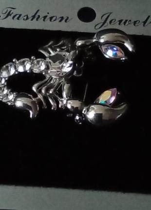 Женская брошь современная