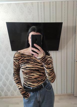 Шикарный лонгслив в animal принт, с открытой спинкой и прорезами для пальцев на рукавах