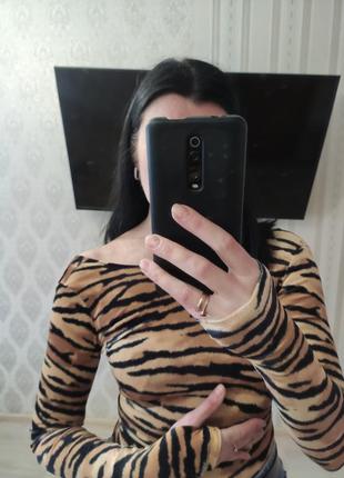 Шикарный лонгслив в animal принт, с открытой спинкой и прорезами для пальцев на рукавах5 фото