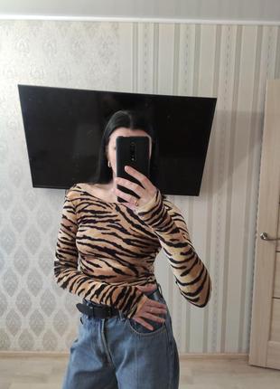 Шикарный лонгслив в animal принт, с открытой спинкой и прорезами для пальцев на рукавах3 фото