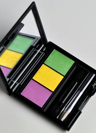 Трехцветные тени shiseido luminizing satin eye color trio ye406 tropicalia запаска, сменный блок