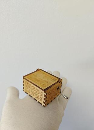Подарунок для дівчинки донечки від мами музична скринька дерев'яна шарманка з написом побажанням подарункова