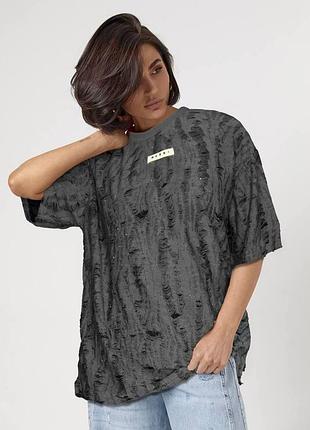 Стильна oversize футболка з унікальним фактурним дизайном і дрібними камінцями