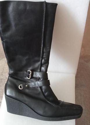 Кожаные черные сапоги на танкетке