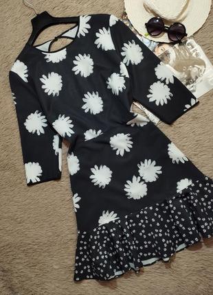 Гарна квіткова сукня з воланом/плаття