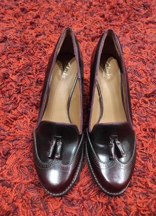 Шкіряні туфлі з китицями clarks