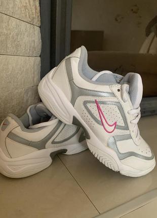 Жіночі кросівки nike в біло-сріблястому кольорі з яскравим рожевим логотипом.