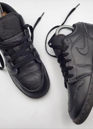 Кожаные весенние кроссовки 
Official Photos of the Air Jordan 1 Low SNKRS Day
