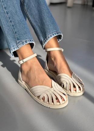 Босоніжки жіночі шкіряні молочного кольору