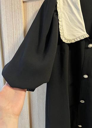 Сукня з білим воротом