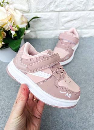 Гарні кросівки для дівчинки