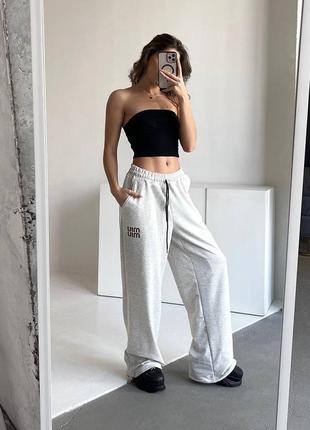 Must have цієї весни -стильні оверсайз штани палаццо з лого