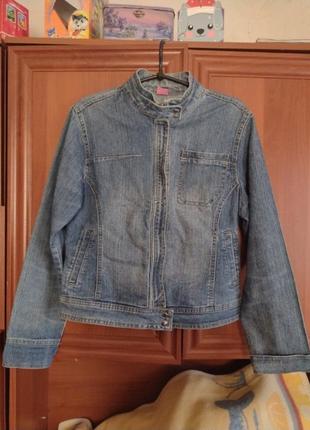Куртка джинсова.