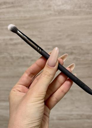 Пензлик для нанесення і розтушовування тіней muba factory brush escala r807