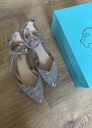 Босоніжки з гострим носком