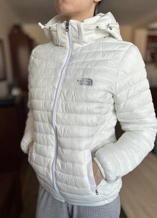 Женская белая легкая куртка north face на весну