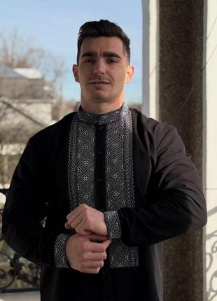 Вишиванка чорна чоловіча ручної роботи