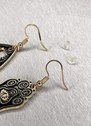 Серьги сережки подвески указатель уиджа с котиком котом лапка лапа кошка кот котик серёжки разные асимметричные ассиметрия черные чёрные золотистые5 фото