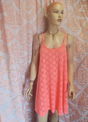 Сарафан яркий, ажурный.