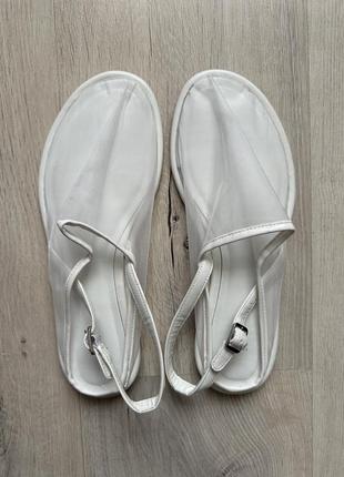 Белые босоножки из сетки zara